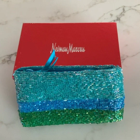 Mini beaded purse perfect for lipstick, mirror and credit card. - Picture 2 of 3